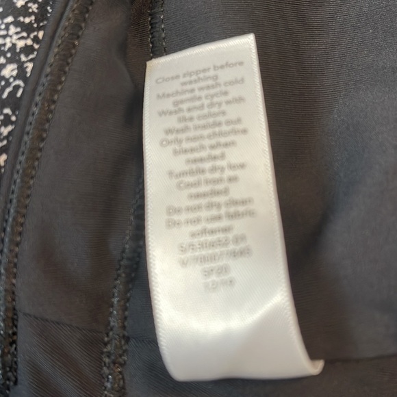 Athleta Printed Run With It Shorts 3" - Picture 7 of 10